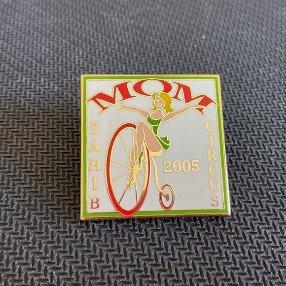 Sahib Shrine Circus Mom and Dad Pin 2005 Collectors Pins with Backs Great Cond. - Picture 3 of 6